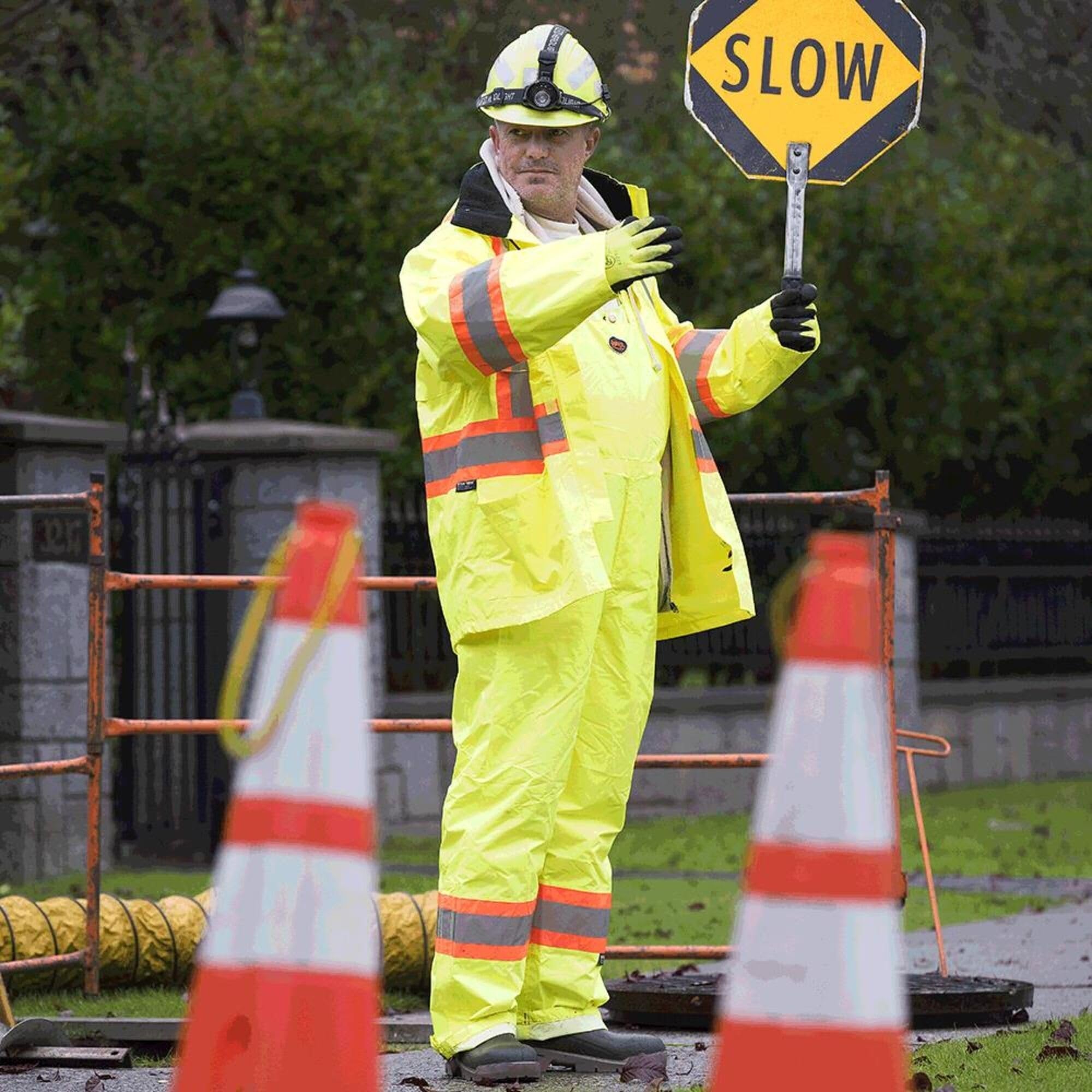 Pioneer V1090160 Lightweight Hi-Viz Safety Rain Jacket, Comfort Fit