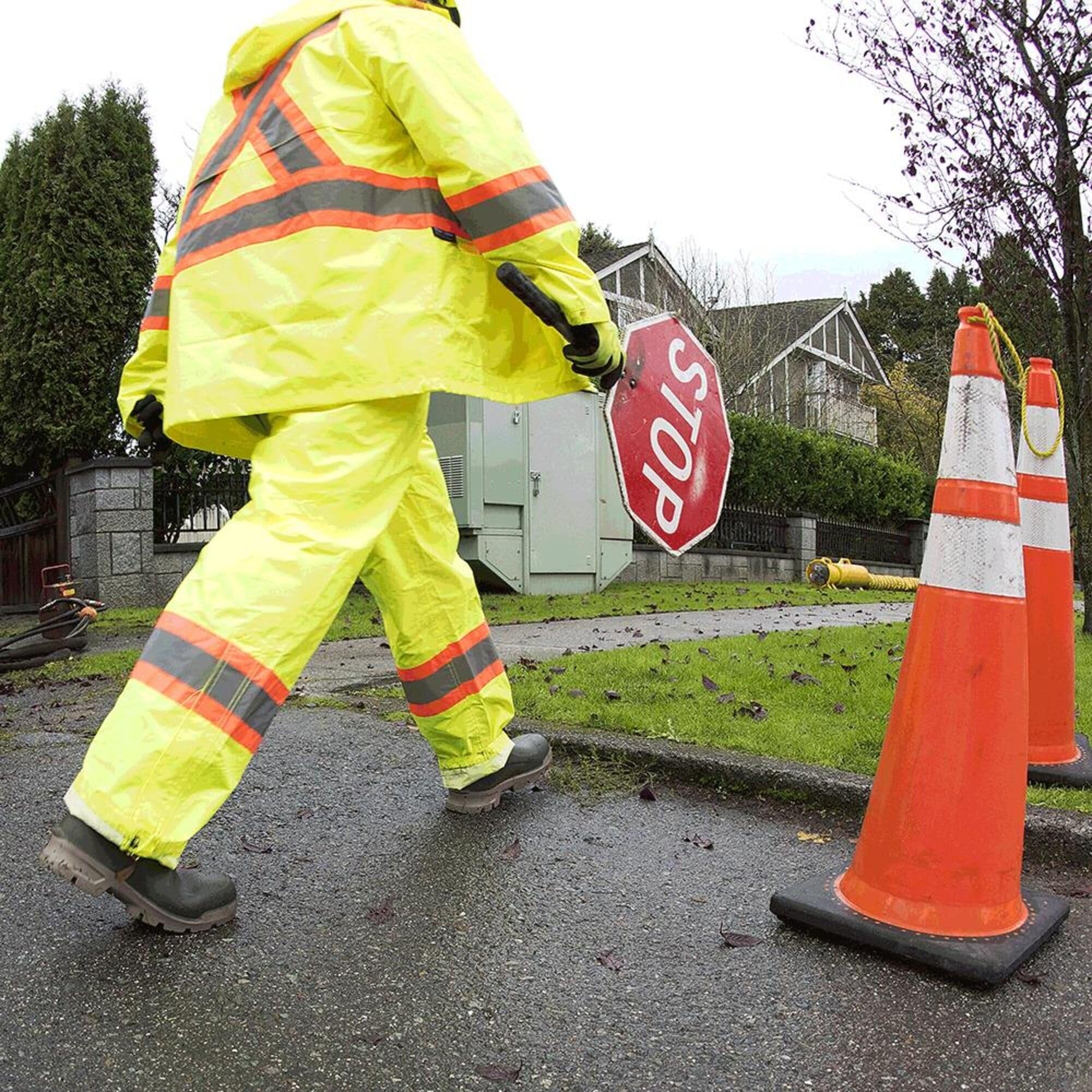 Pioneer V1090160 Lightweight Hi-Viz Safety Rain Jacket, Comfort Fit