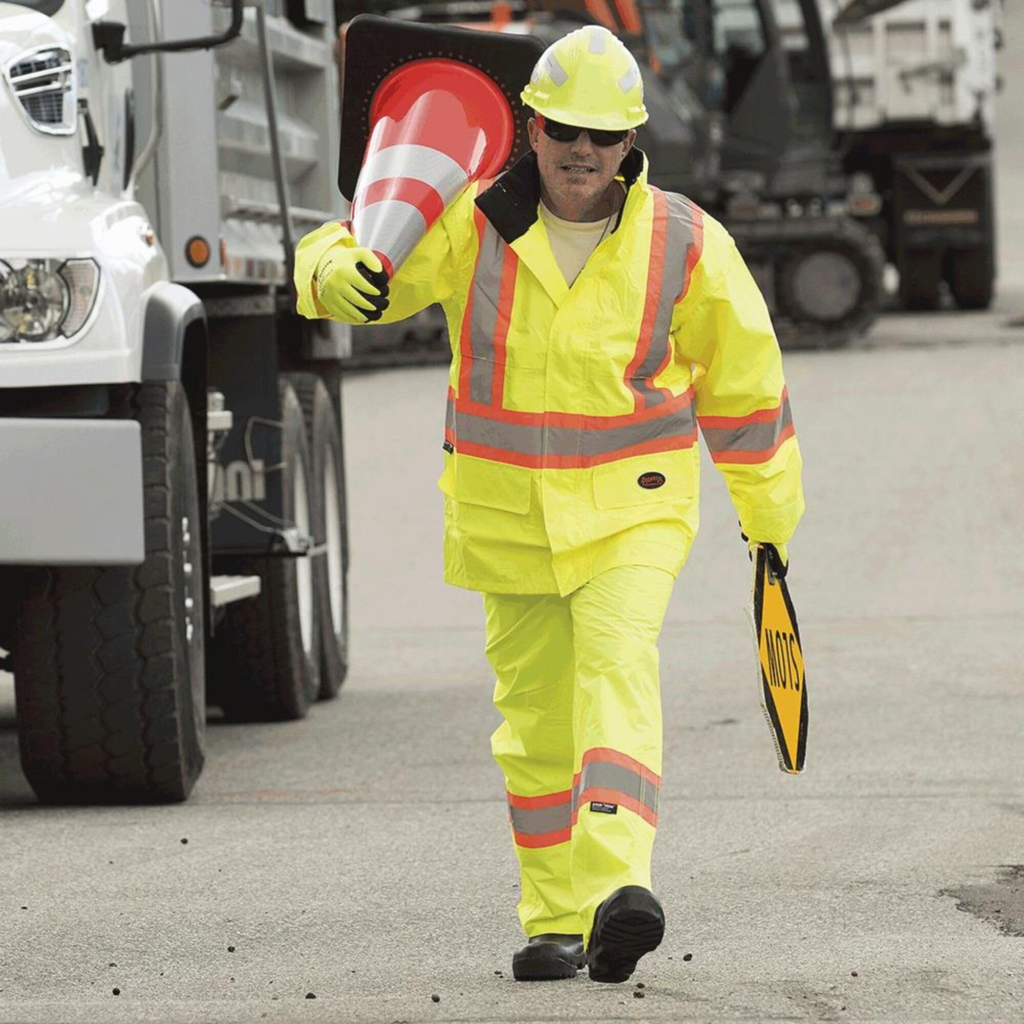 Pioneer V1090160 Lightweight Hi-Viz Safety Rain Jacket, Comfort Fit